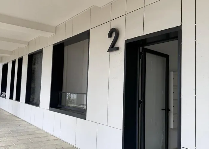 Kontakt דירה טיראנה